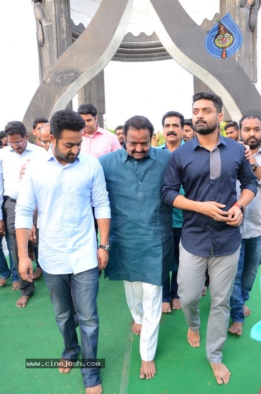 NTR Family Members Pay Tribute at NTR Ghat - 61 / 100 photos