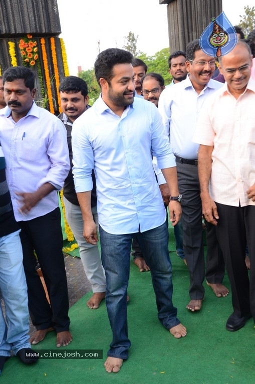 NTR Family Members Pay Tribute at NTR Ghat - 100 / 100 photos