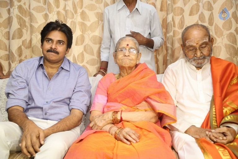 Pawan Kalyan and Trivikram Meets K Vishwanath - 45 / 77 photos