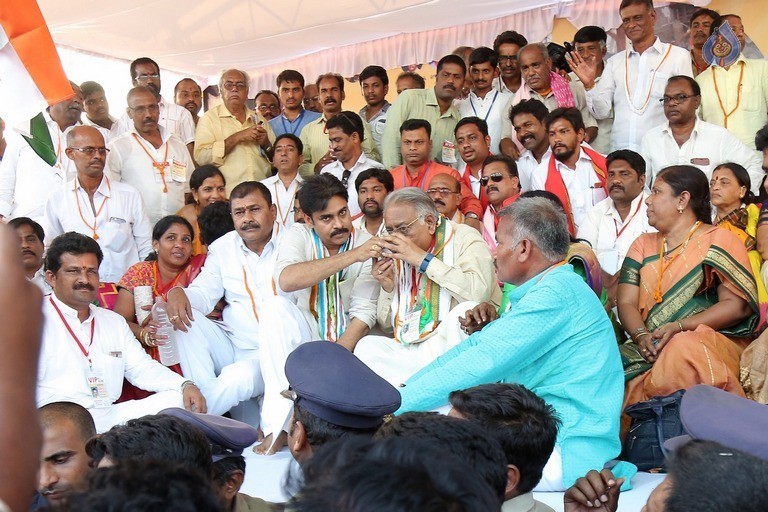 Pawan Kalyan at Cheneta Garjana - 5 / 7 photos