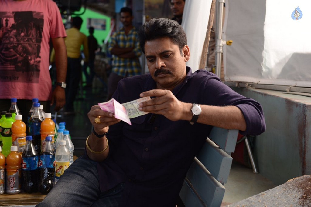 Pawan Kalyan Checking Rs 2000 Note - 4 / 6 photos