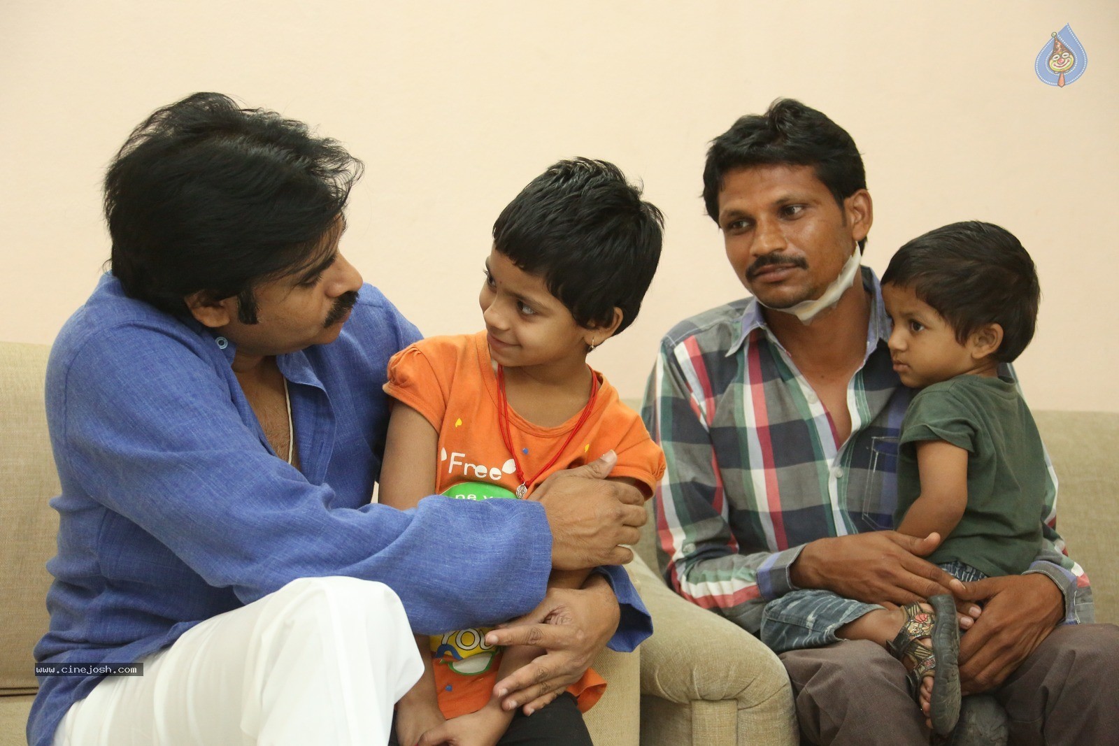 Pawan Kalyan Meets His Fan Karuna Srinivas - 9 / 30 photos