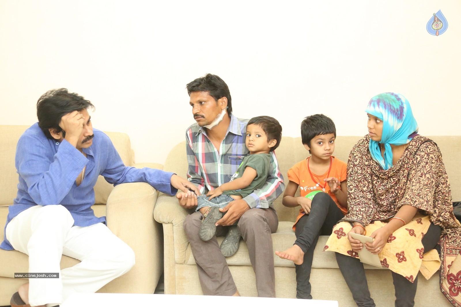 Pawan Kalyan Meets His Fan Karuna Srinivas - 10 / 30 photos