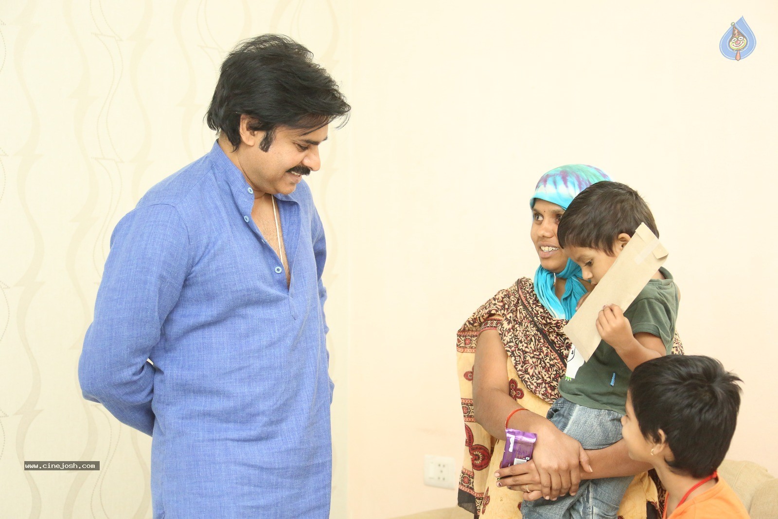 Pawan Kalyan Meets His Fan Karuna Srinivas - 24 / 30 photos