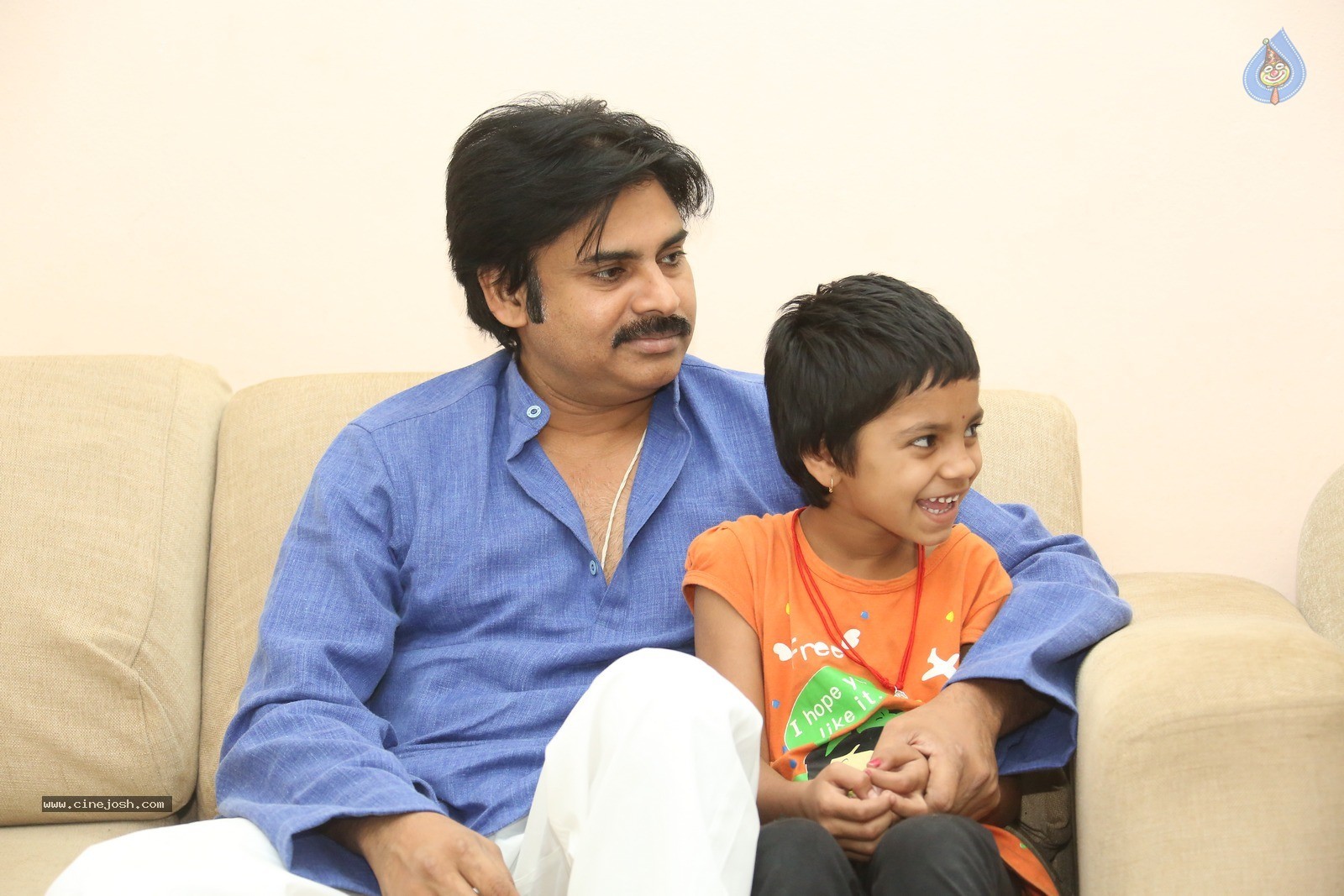 Pawan Kalyan Meets His Fan Karuna Srinivas - 25 / 30 photos