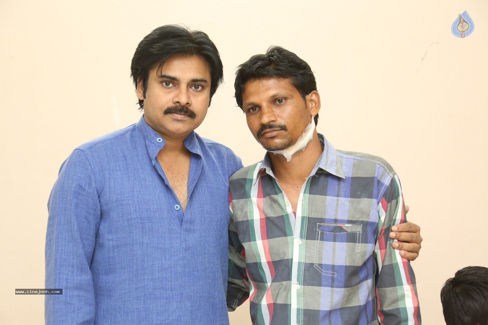 Pawan Kalyan Meets His Fan Karuna Srinivas - 27 / 30 photos