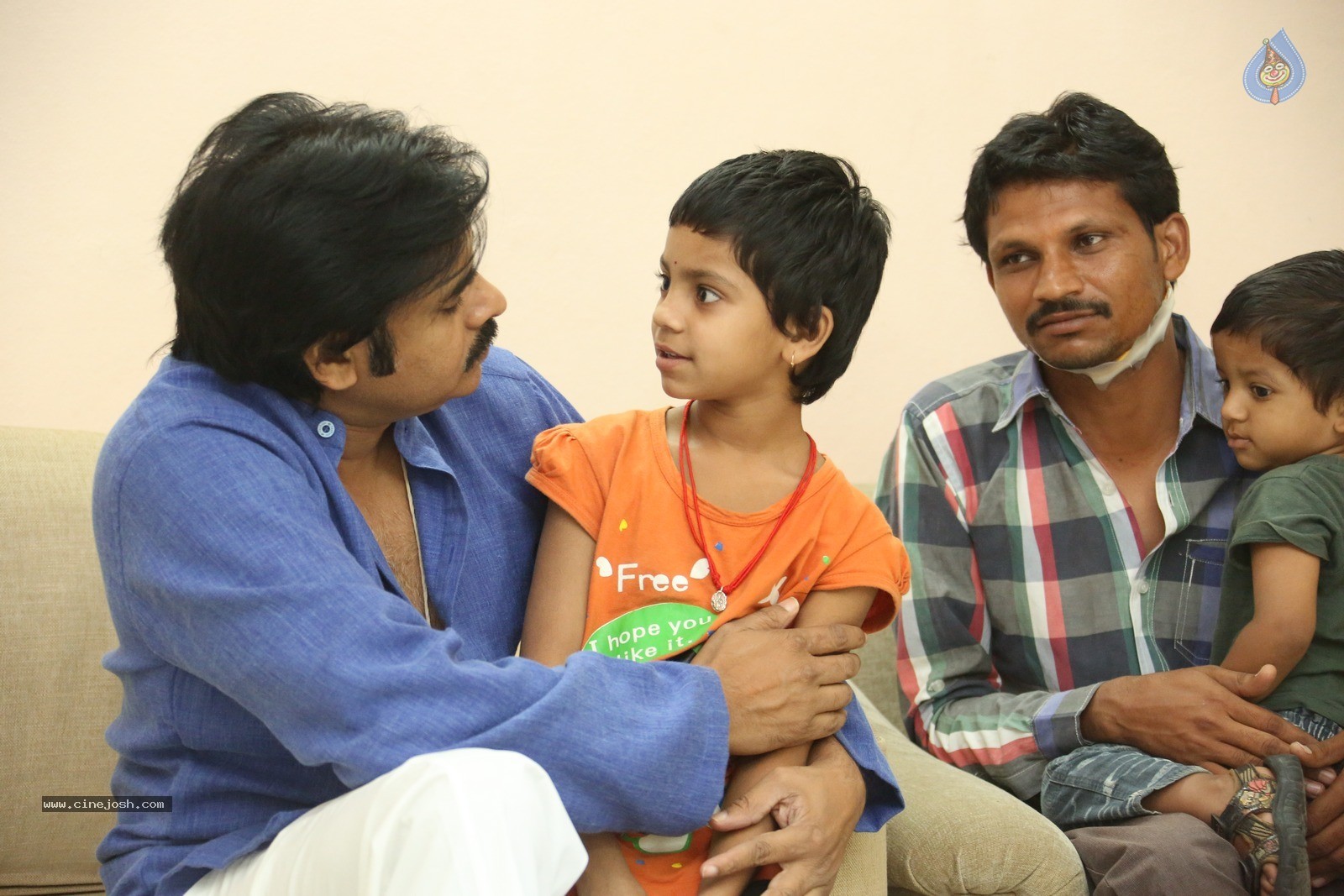 Pawan Kalyan Meets His Fan Karuna Srinivas - 30 / 30 photos