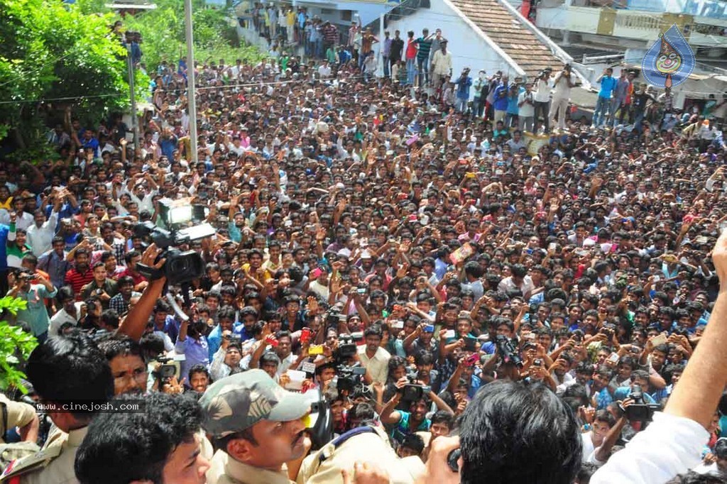 Pawan Kalyan Meets Srijaa at Khammam - 4 / 4 photos
