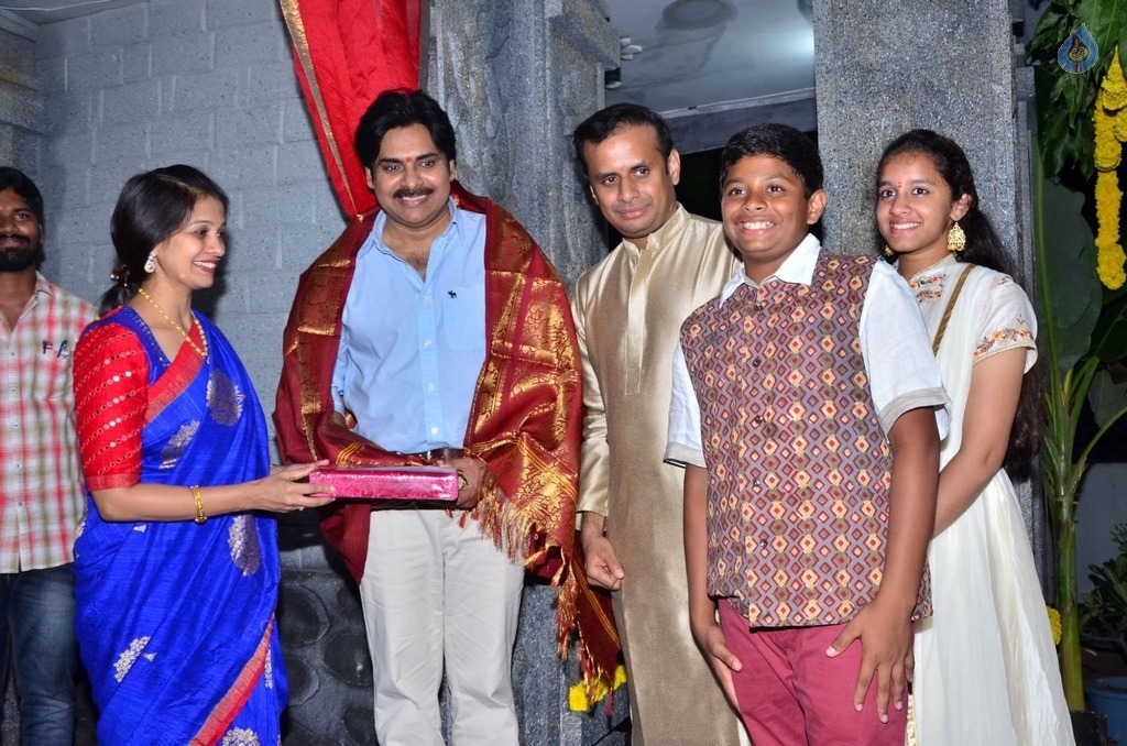 Pawan Kalyan Visits Andhra Prabha Ganapathi Pooja Photos - 22 / 41 photos
