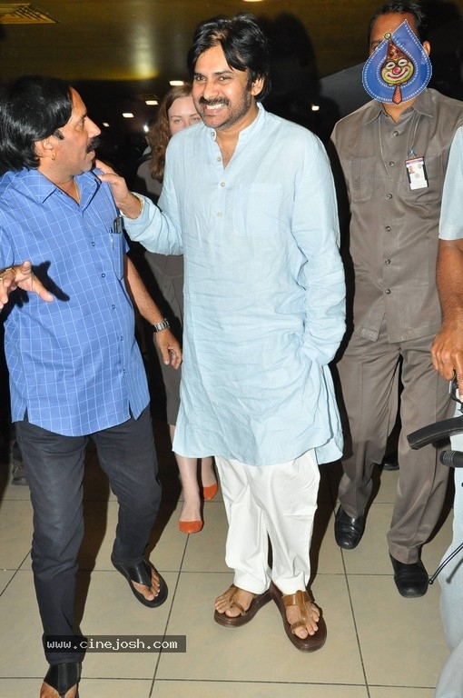 Pawan Kalyan Watches Rangasthalam Movie - 39 / 42 photos