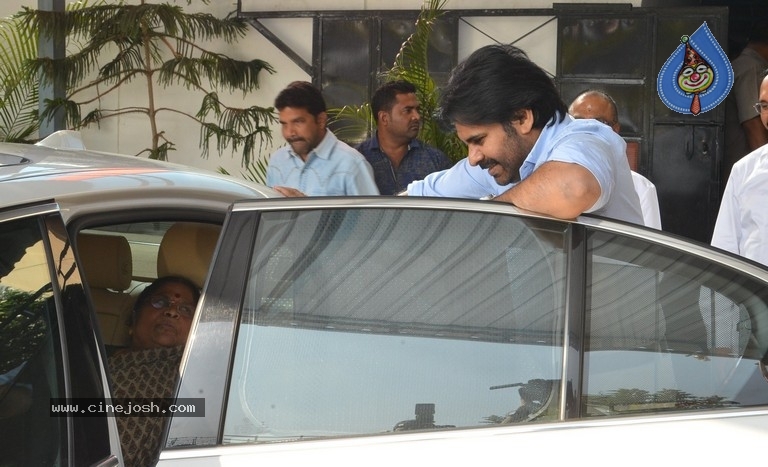 Pawan Kalyans Mom Donates for Janasena - 7 / 21 photos