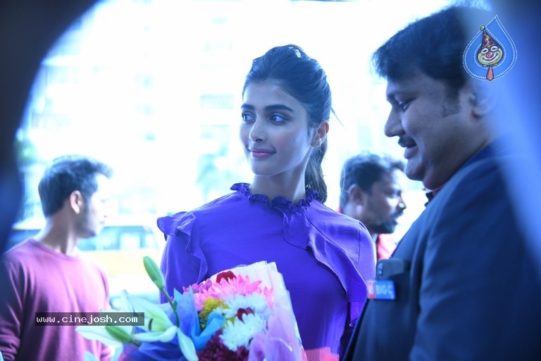 Pooja Hegde Launches Samsung Galaxy Note 9 Mobile - 3 / 26 photos