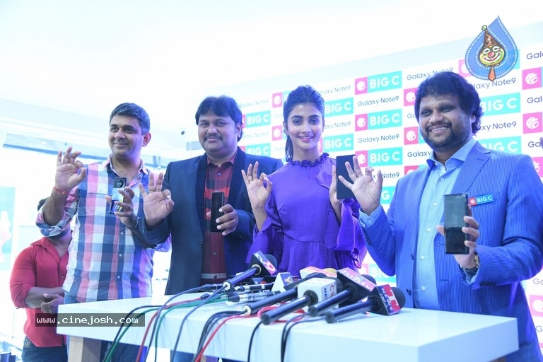 Pooja Hegde Launches Samsung Galaxy Note 9 Mobile - 15 / 26 photos