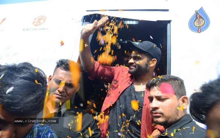 Prati Roju Panduga Movie Bus Tour Photos - 19 / 21 photos