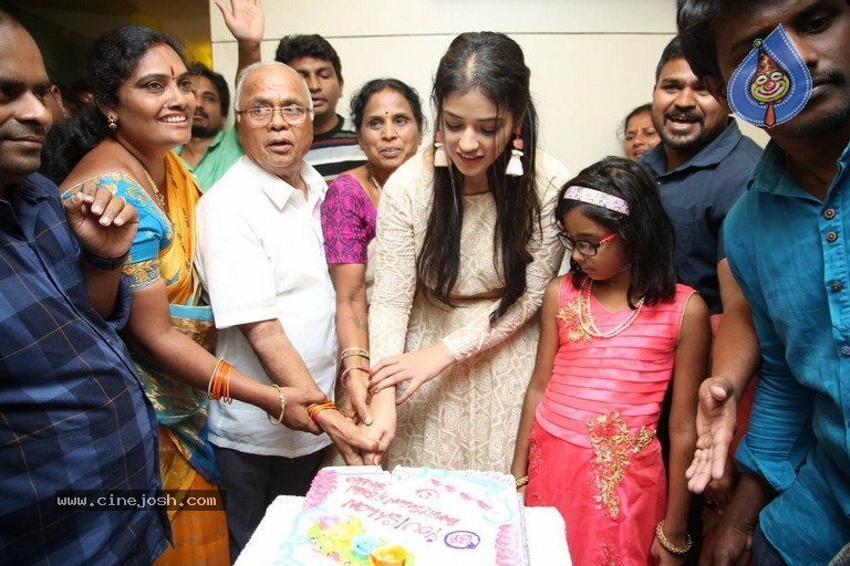 Priyanka Jawalkar Inaugurates Be You Salon - 17 / 30 photos