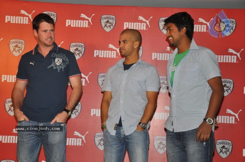 Puma Unveils Deccan Chargers Team Jersy and Fanwear - 43 / 79 photos