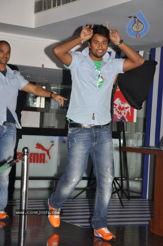 Puma Unveils Deccan Chargers Team Jersy and Fanwear - 70 / 79 photos