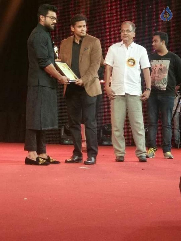 Ram Charan Receives Asia Vision Youth Icon Award 2016 - 4 / 5 photos