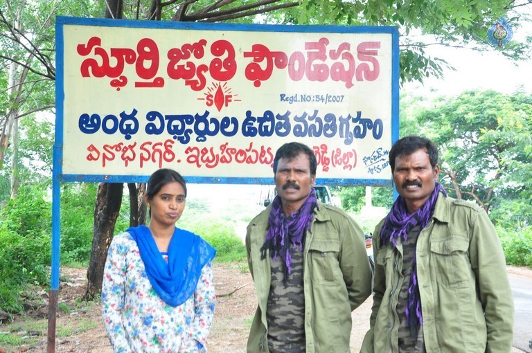 Ram Laxman Donates 1 Lakh for Sphoorthi Jyothi Foundation - 28 / 41 photos