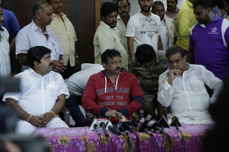 RGV Meets Vangaveeti and Devineni Families - 11 / 39 photos