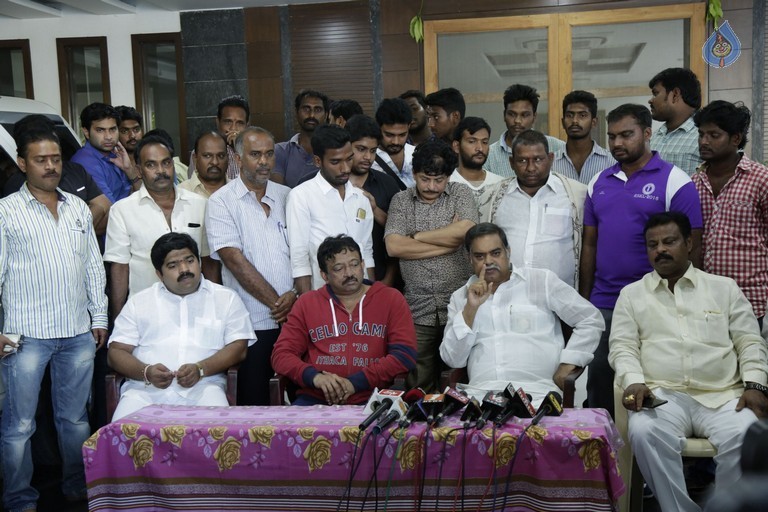 RGV Meets Vangaveeti and Devineni Families - 22 / 39 photos