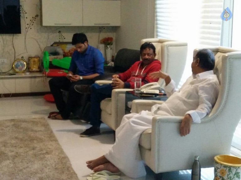 RGV Meets Vangaveeti and Devineni Families - 25 / 39 photos