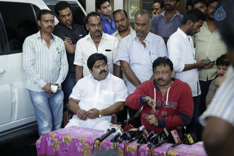 RGV Meets Vangaveeti and Devineni Families - 31 / 39 photos