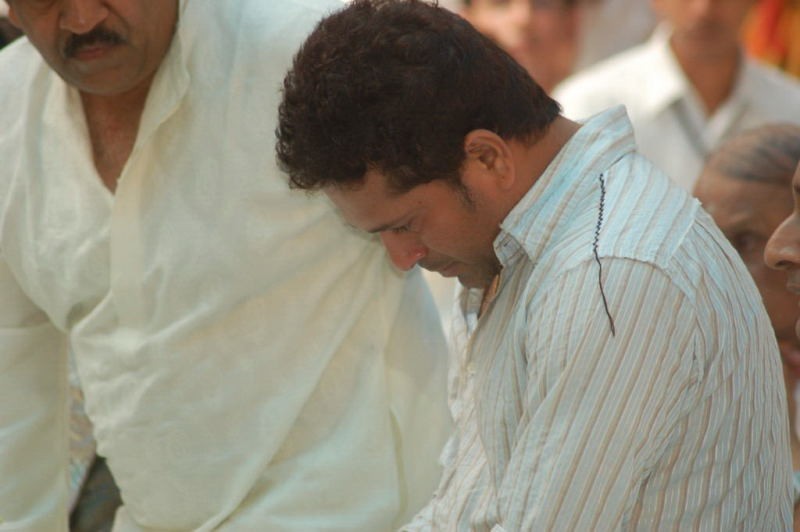 Sachin Pays Tribute to Sathya Sai Baba - 1 / 49 photos