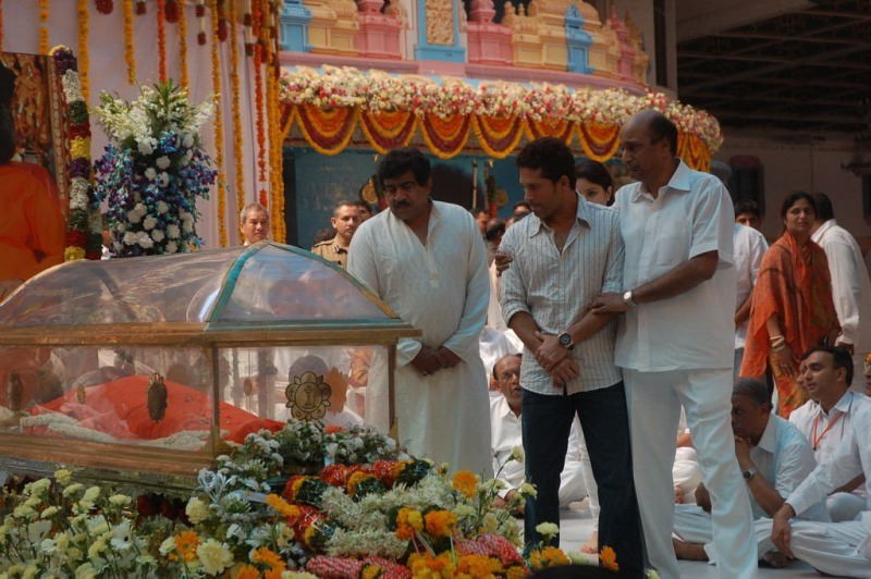 Sachin Pays Tribute to Sathya Sai Baba - 2 / 49 photos