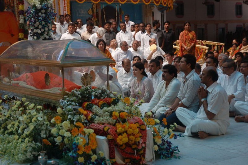Sachin Pays Tribute to Sathya Sai Baba - 3 / 49 photos