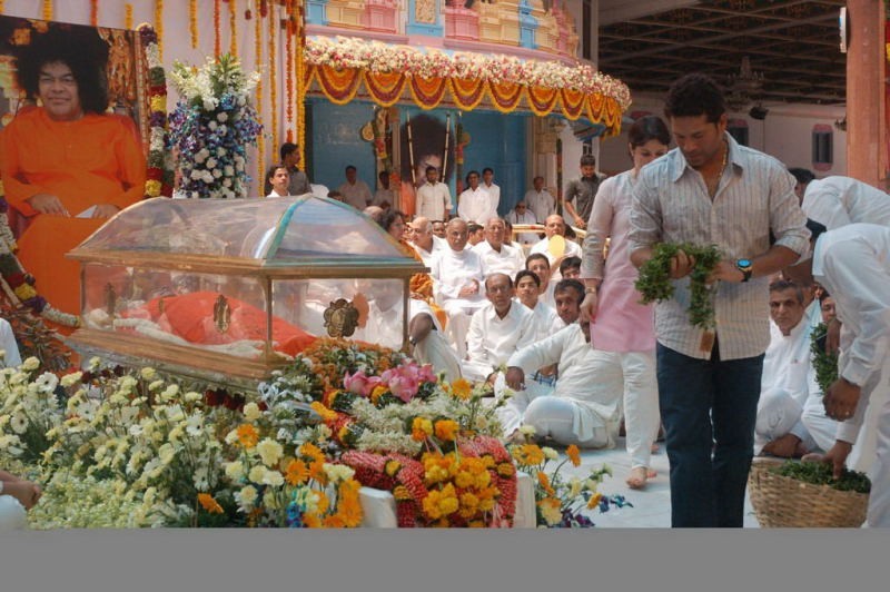 Sachin Pays Tribute to Sathya Sai Baba - 4 / 49 photos