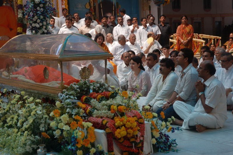Sachin Pays Tribute to Sathya Sai Baba - 5 / 49 photos