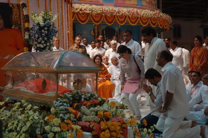 Sachin Pays Tribute to Sathya Sai Baba - 9 / 49 photos