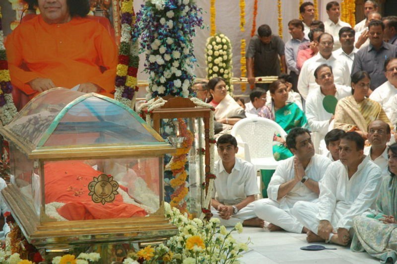 Sachin Pays Tribute to Sathya Sai Baba - 13 / 49 photos