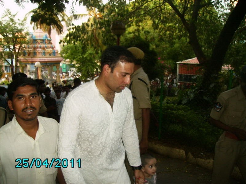 Sachin Pays Tribute to Sathya Sai Baba - 17 / 49 photos