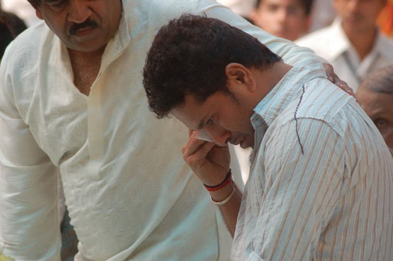 Sachin Pays Tribute to Sathya Sai Baba - 20 / 49 photos