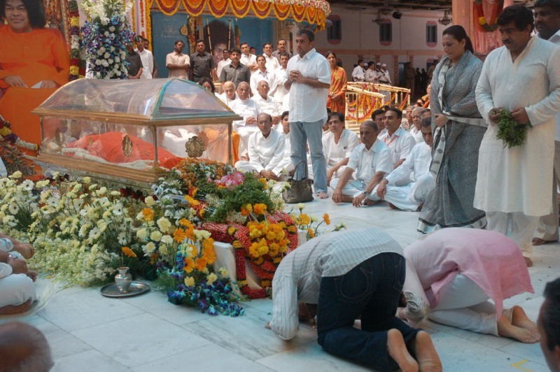 Sachin Pays Tribute to Sathya Sai Baba - 25 / 49 photos