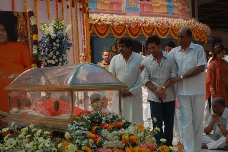 Sachin Pays Tribute to Sathya Sai Baba - 33 / 49 photos