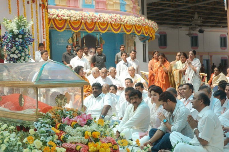 Sachin Pays Tribute to Sathya Sai Baba - 34 / 49 photos