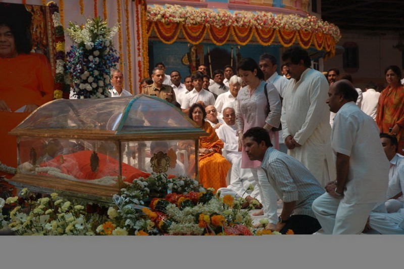 Sachin Pays Tribute to Sathya Sai Baba - 37 / 49 photos