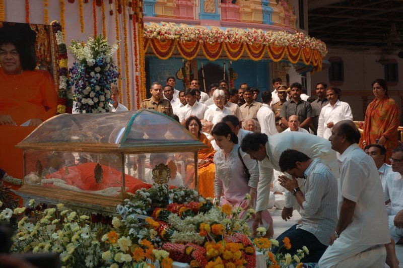 Sachin Pays Tribute to Sathya Sai Baba - 38 / 49 photos