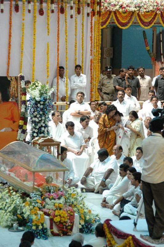 Sachin Pays Tribute to Sathya Sai Baba - 39 / 49 photos