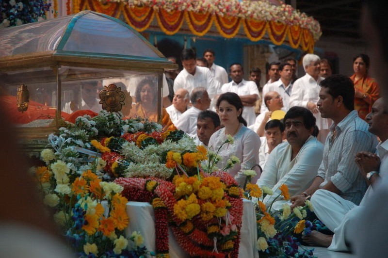 Sachin Pays Tribute to Sathya Sai Baba - 42 / 49 photos