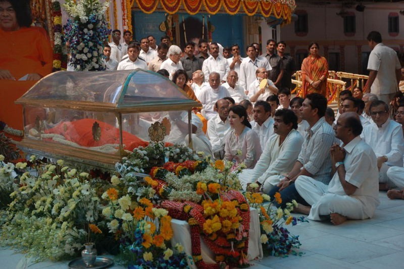 Sachin Pays Tribute to Sathya Sai Baba - 44 / 49 photos