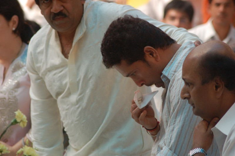 Sachin Pays Tribute to Sathya Sai Baba - 49 / 49 photos