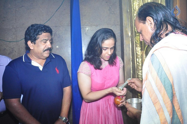 Saina Nehwal Visits Film Nagar Temple - 16 / 38 photos