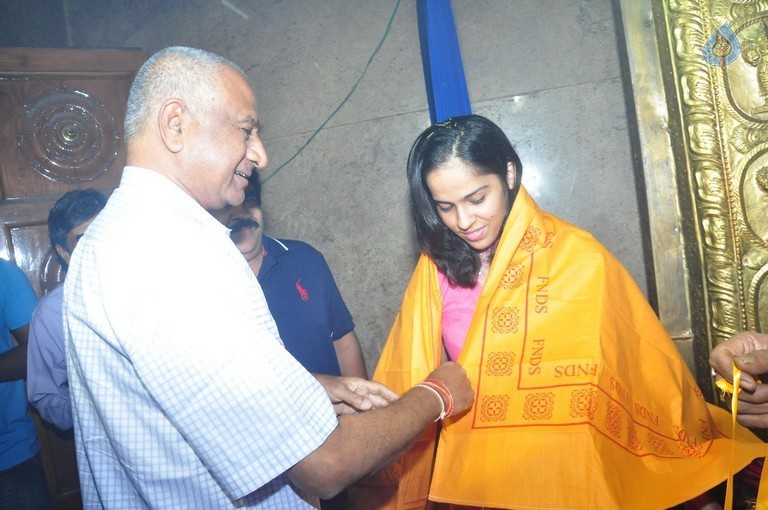 Saina Nehwal Visits Film Nagar Temple - 26 / 38 photos