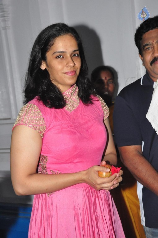 Saina Nehwal Visits Film Nagar Temple - 28 / 38 photos