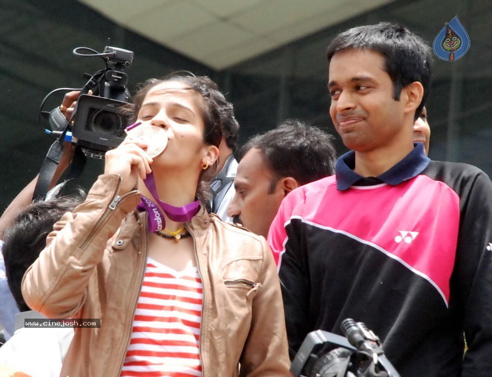 Saina Returns Home With Olympic Medal - 7 / 10 photos