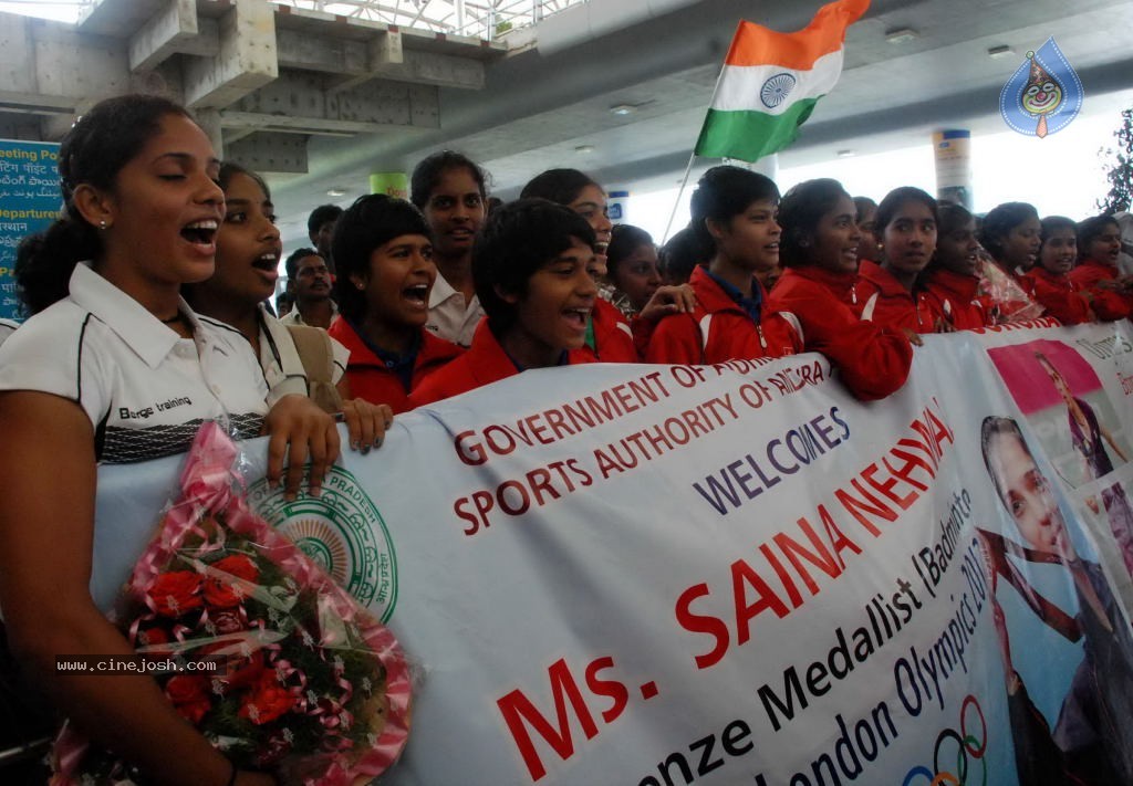 Saina Returns Home With Olympic Medal - 8 / 10 photos